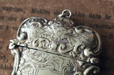 エングレーヴィングのヴェスタケース　ヴィクトリアン　イギリス　アンティークストリュフ