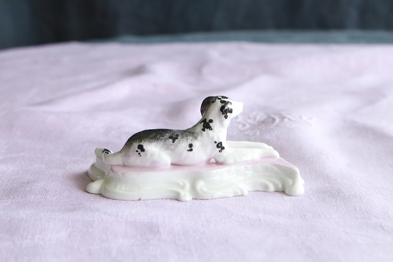 イングリッシュ・ポインターの着彩白磁像　ドイツ　アンティークストリュフ