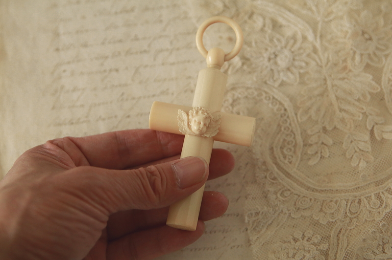 天使のゆりかごの十字架　象牙　アイボリー　フランス　アンティークス