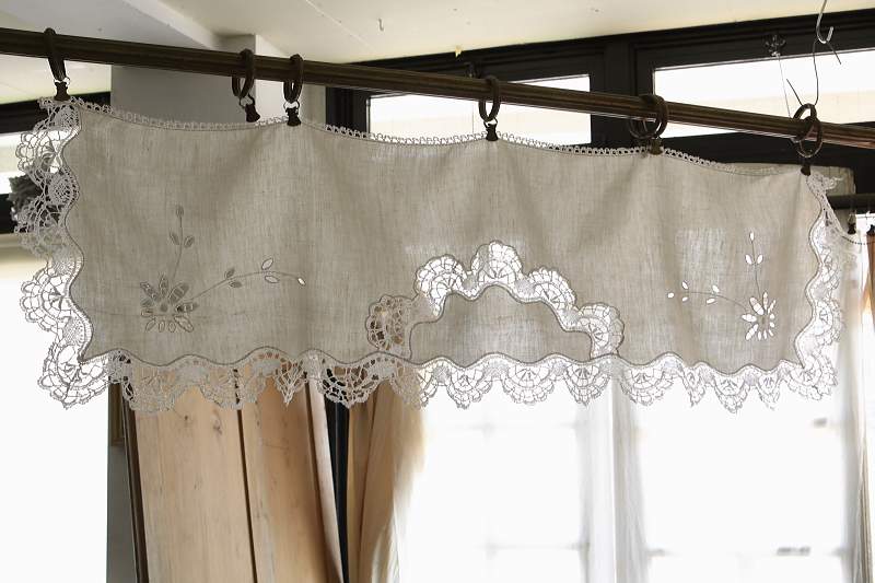 カットワークとボビンレースのリネン飾り　イギリス　アンティークストリュフ