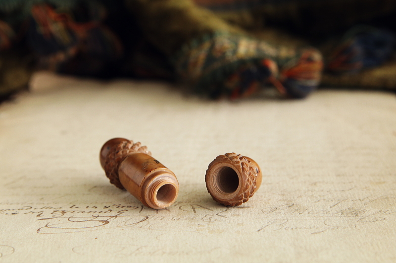 ドングリの木彫ニードルケース　イギリス　ヴィクトリアン　アンティークストリュフ