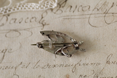ウィッシュボーンとツバメ　スターリングシルバーブローチ　イギリス　アンティークストリュフ