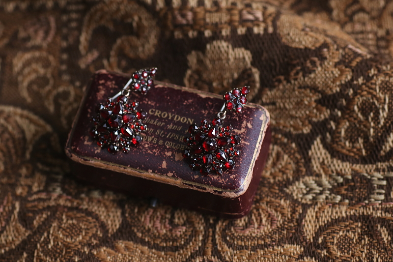 ボヘミアンガーネット　フラワードロップピアス　ボヘミア アンティークストリュフ