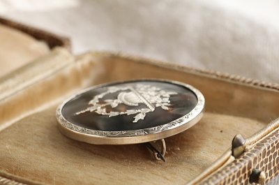 花籠とフェストゥーンのピクウェブローチ　イギリス アンティークストリュフ