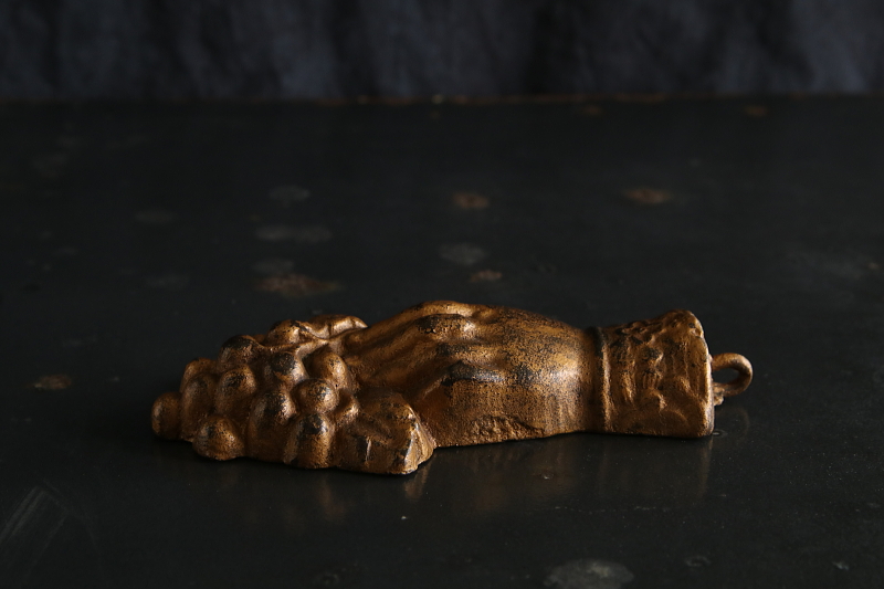 葡萄を持つ手のカーテンウェイト　フランス アンティークストリュフ