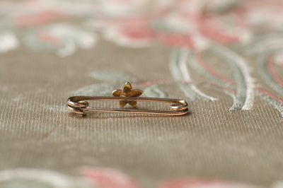 パールの小花のゴールドベビーピン　イギリス　アンティークストリュフ