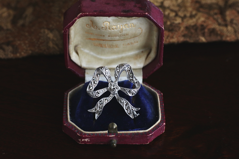 マーカサイト　リボンシルバーブローチ　フランス　アンティークストリュフ