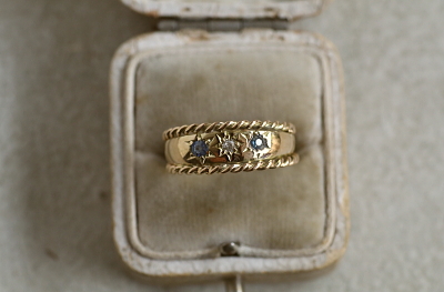 ダイヤアンドブルーサファイア　ロープエッジジプシーリング　イギリス　アンティークストリュフ