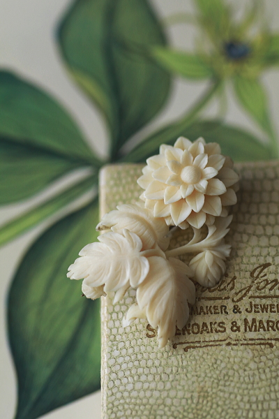 ダリアのアイボリーブローチ　象牙　ヨーロッパ　アンティークストリュフ 20250528 【Antiques Truffle 京都　鹿ケ谷】