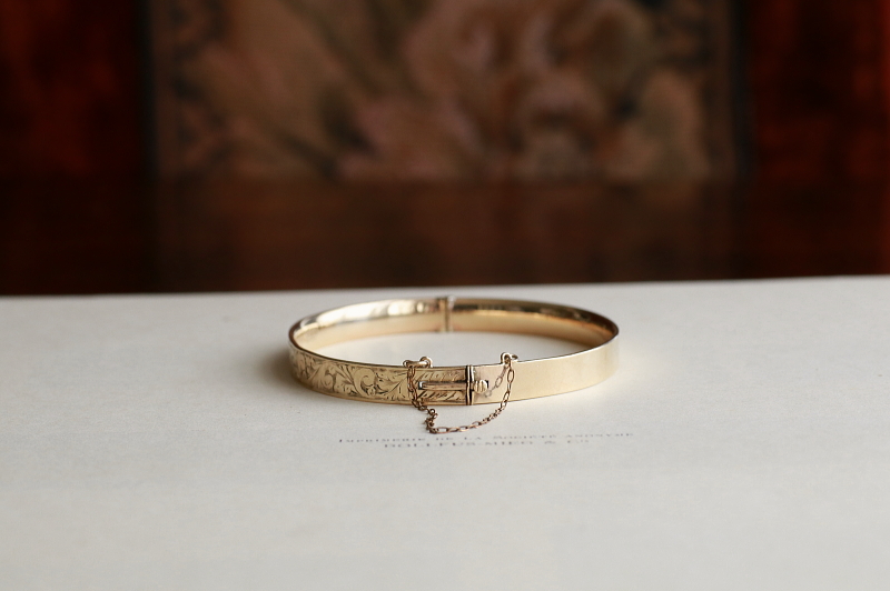 アラベスクのエングレービングブレスレット　バングル　ゴールドプレート　イギリス　アンティークストリュフ