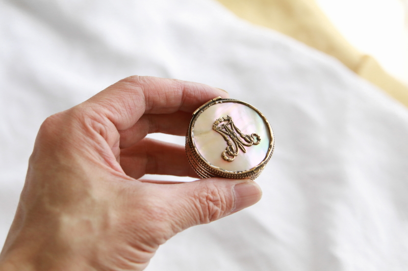 アヴェ・マリアのモノグラムロザリオケース　マザーオブパール　フランス　アンティークストリュフ