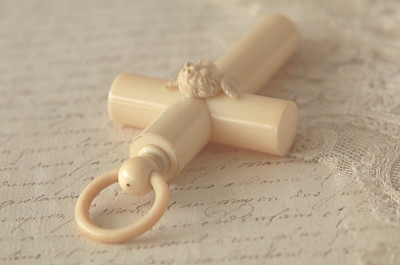 天使のゆりかごの十字架　象牙　アイボリー　フランス　アンティークス