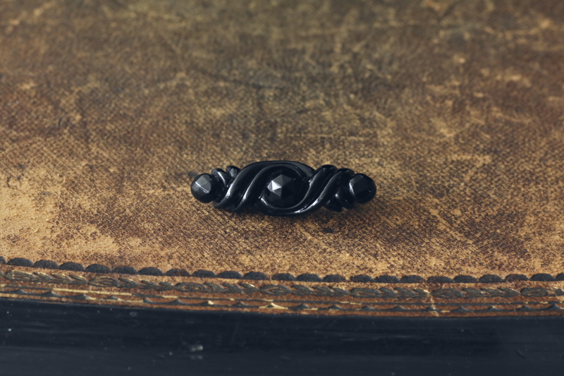 ヴィクトリアンジェットブローチ　アンティークジュエリー　ヴィンテージアクセサリー　アンティークストリュフ