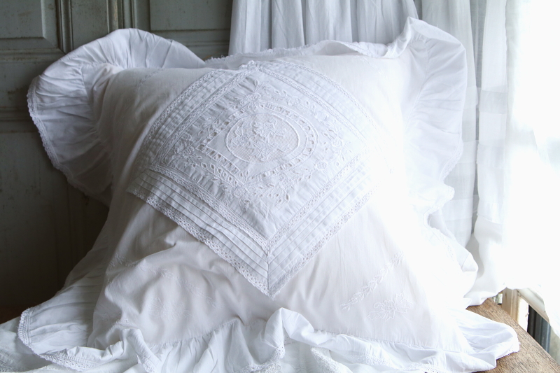 コットンラージクッションカバー　植物模様　刺繍　カットワーク　イギリス　アンティークストリュフ