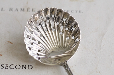 ロココパターンのシュガーシフタースプーン　イギリス　アンティークストリュフ