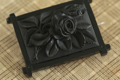 薔薇のフレームジェットブローチ　イギリス　アンティークストリュフ