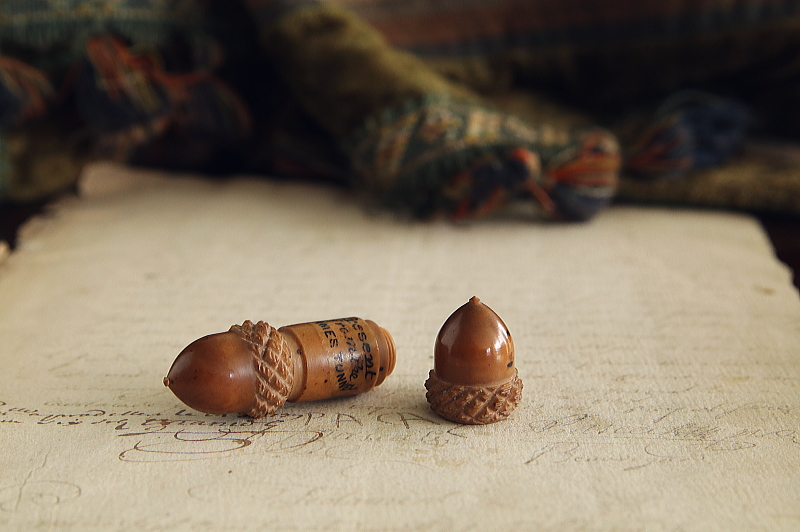 ドングリの木彫ニードルケース　イギリス　ヴィクトリアン　アンティークストリュフ