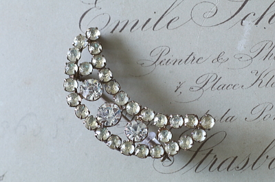 オールドペーストクレッセントブローチ　ヨーロッパ アンティークストリュフ