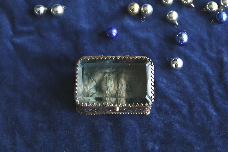 ガラスの蓋のジュエリーボックス　フランス アンティークストリュフ