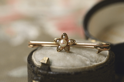 パールの小花のゴールドベビーピン　イギリス　アンティークストリュフ