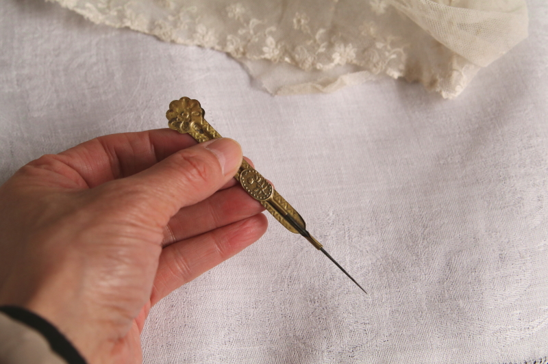 ヴィクトリアンスライドタンブールフック　刺繍針　イギリス　アンティークストリュフ