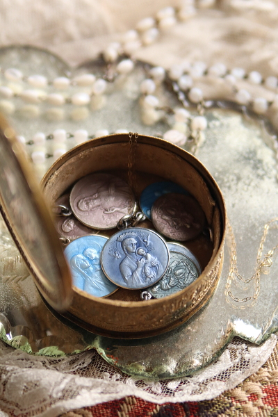 カラーエナメルのメダイ　スペイン　アンティークストリュフ 2026020310