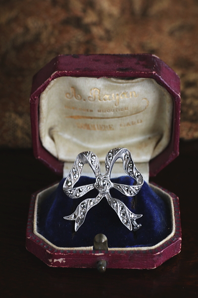 マーカサイト　リボンシルバーブローチ　フランス　アンティークストリュフ