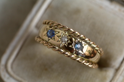 ダイヤアンドブルーサファイア　ロープエッジジプシーリング　イギリス　アンティークストリュフ
