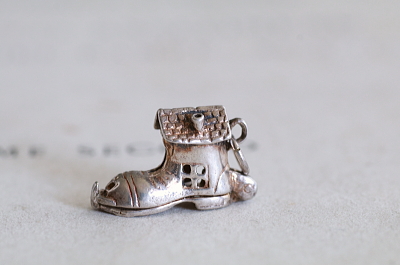 靴の家のシルバーチャーム　ヴィンテージ　イギリス　アンティークストリュフ