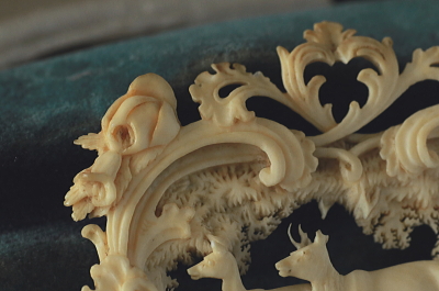 カーブドアイボリーブローチ　象牙　森の鹿　ドイツ　アンティークストリュフ