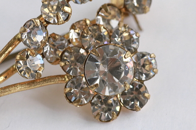 ラインストーンの花のブローチ　ヨーロッパ　アンティークストリュフ