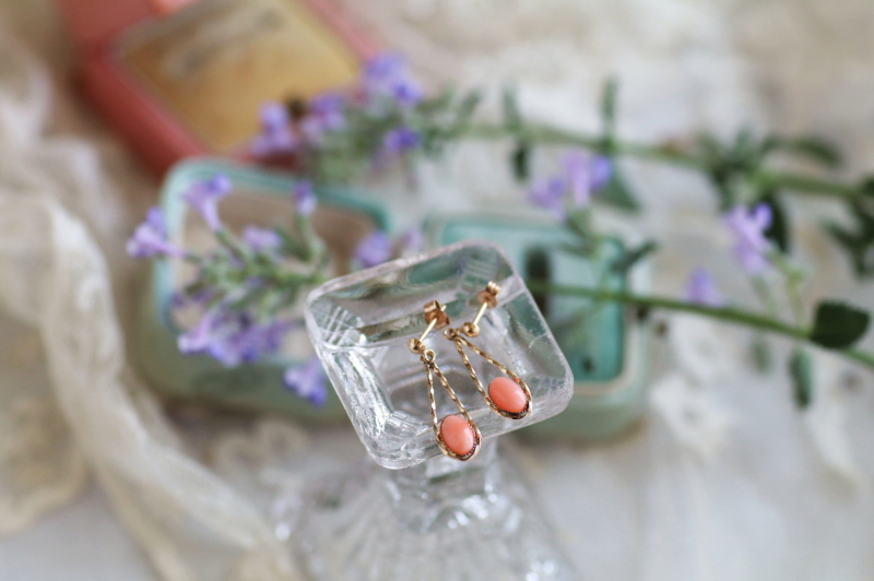 オーバルピンクコーラル　ゴールドピアス　イギリス　アンティークストリュフ