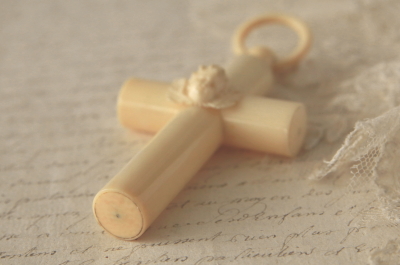 天使のゆりかごの十字架　象牙　アイボリー　フランス　アンティークス