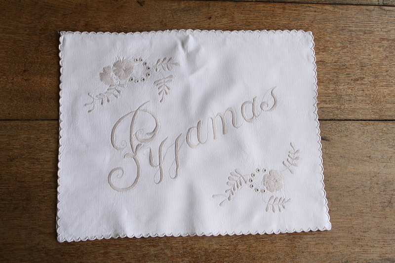 刺繍のリネンパジャマケース　イギリス　アンティークストリュフ