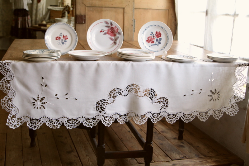 カットワークとボビンレースのリネン飾り　イギリス　アンティークストリュフ