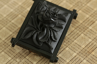 薔薇のフレームジェットブローチ　イギリス　アンティークストリュフ