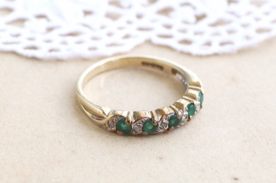 エメラルドアンドダイヤモンド　バンドリング　ヴィンテージジュエリー　イギリス　アンティークストリュフ