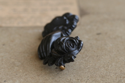 プレスドホーンブローチ　薔薇を持つ手　ヴィクトリアン　イギリス アンティークストリュフ