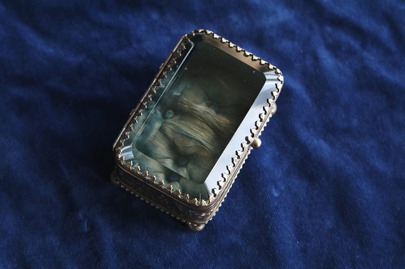 ガラスの蓋のジュエリーボックス　フランス アンティークストリュフ