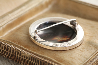 花籠とフェストゥーンのピクウェブローチ　イギリス アンティークストリュフ