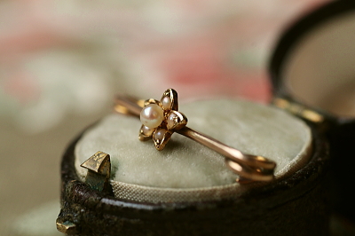 パールの小花のゴールドベビーピン　イギリス　アンティークストリュフ