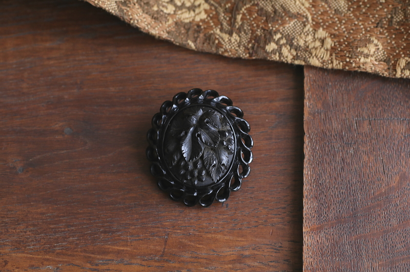 葡萄のジェットブローチ　ヴィクトリアン　イギリス　アンティークストリュフ