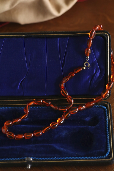 アンバービーズネックレス　ヴィンテージ　ヨーロッパ　アンティークストリュフ