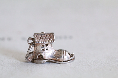 靴の家のシルバーチャーム　ヴィンテージ　イギリス　アンティークストリュフ