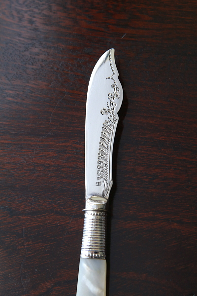 マザーオブパールハンドルバターナイフ　ティーナイフ　イギリス　アンティークストリュフ