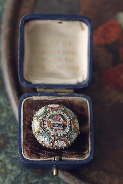 マイクロモザイクのスーベニールブローチとクロスペンダント　イタリア　アンティークストリュフ