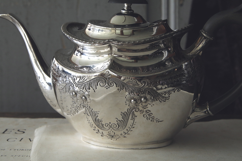 ハンドエングレーヴドシルバープレートティーポット　ヴィクトリアン　イギリス　アンティークストリュフ