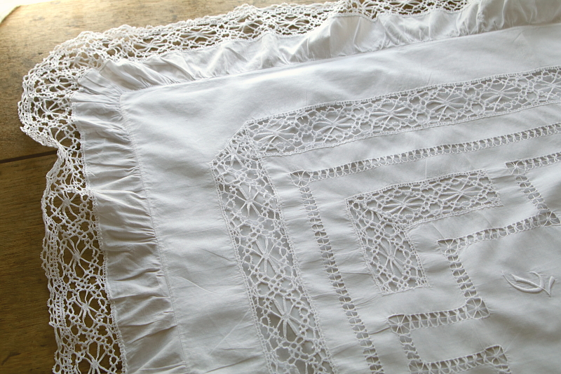 ボビンレースのクッションカバーペア　イギリス　アンティークストリュフ