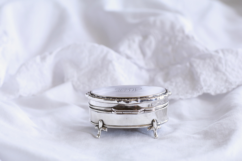 モノグラムのシルバージュエリーボックス　イギリス アンティークストリュフ