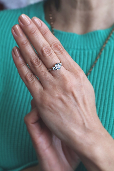 ステップカット　3ブルートパーズリング　イギリス　アンティークストリュフ　 20251218